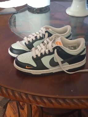 Nike sneakers size 4 Youth. Worn once